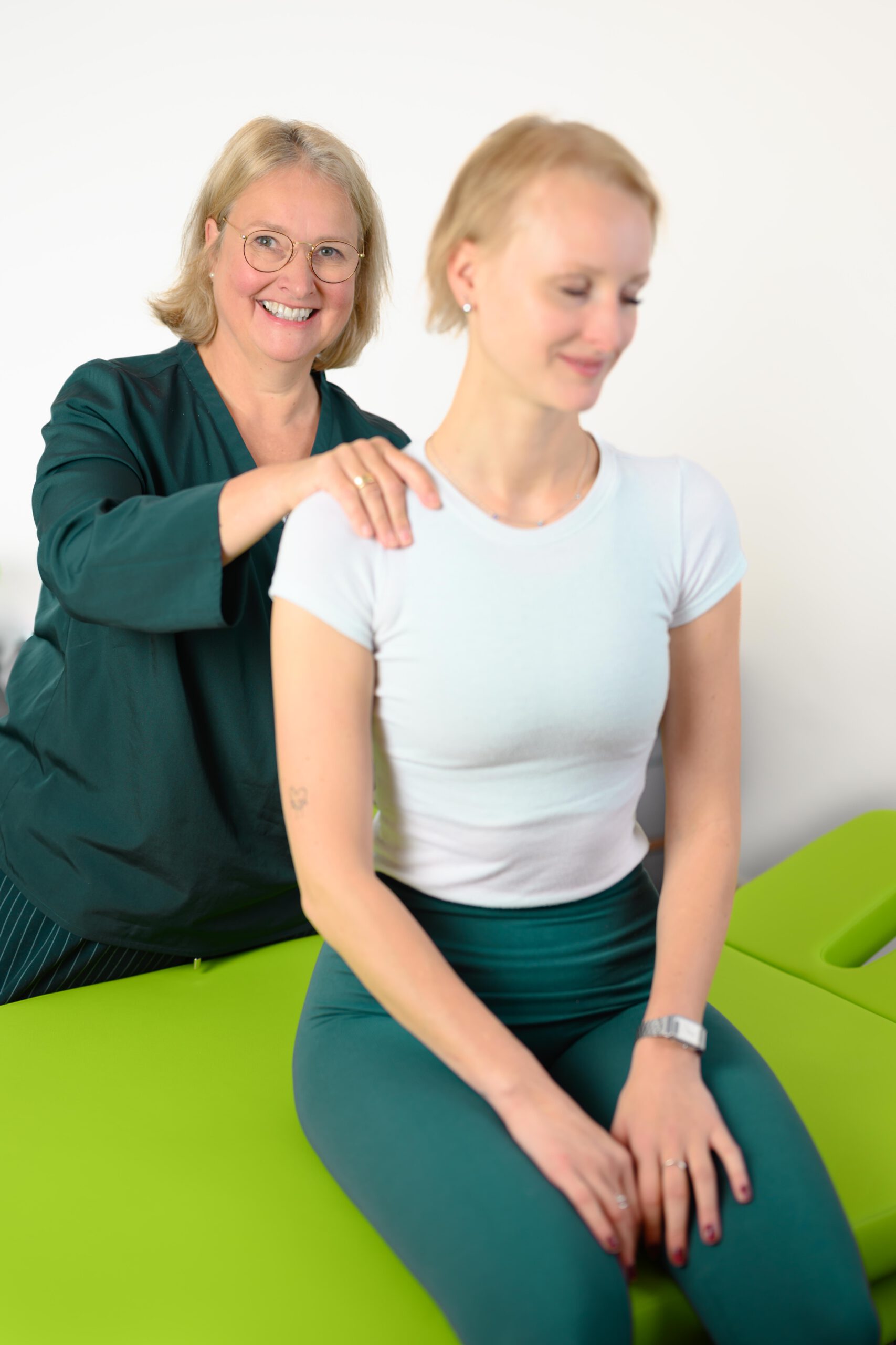 Behandlung der Wirbelsäule am Rücken von Physiotherapeut
